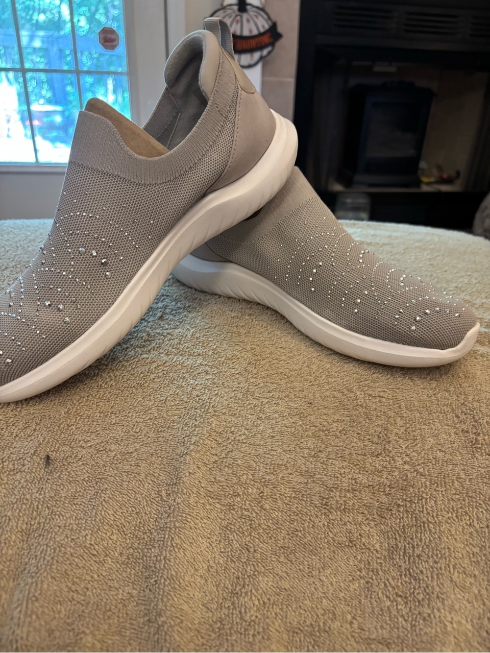 Clarks Cloudstepper Slip-On Knit Shoes in Light Gray with Crystal Detail sz10W